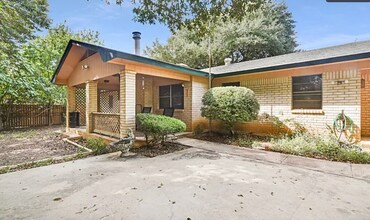 1250 E Common St in New Braunfels, TX - Building Photo - Building Photo