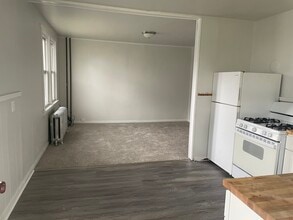 36 Lincoln Ave, Unit Apartment #1 in Irwin, PA - Foto de edificio - Building Photo