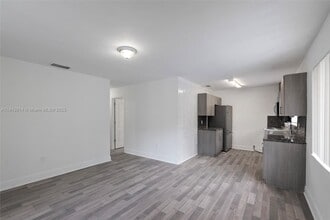 2325 NW 29th St in Miami, FL - Building Photo - Building Photo