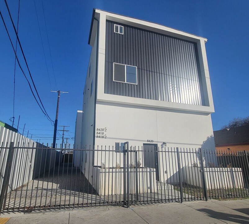 8418 Main St in Los Angeles, CA - Building Photo