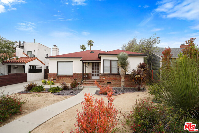 2431 Pier Ave in Santa Monica, CA - Foto de edificio - Building Photo