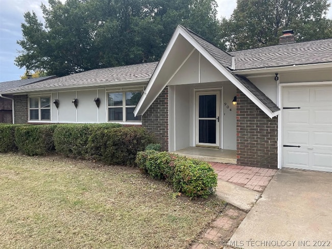 property at 904 S 31st St