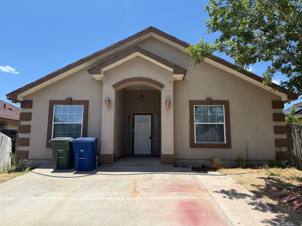 1207 Dixie Ln in Laredo, TX - Building Photo