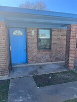 402 Thompson Dr in Bay City, TX - Building Photo