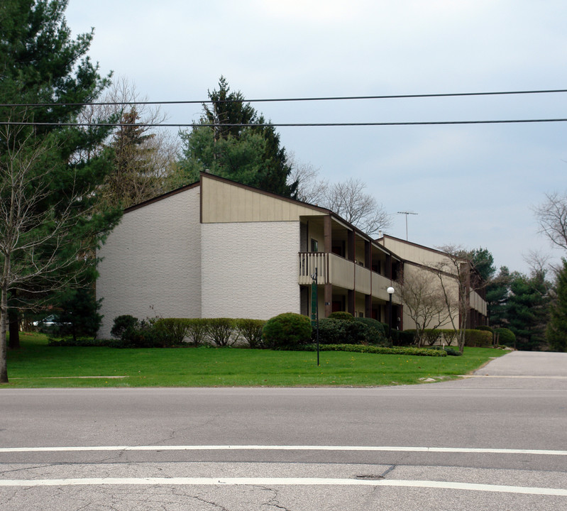 136 N Cleveland Ave in Mogadore, OH - Foto de edificio