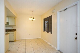 5013 Vineland Rd in Orlando, FL - Building Photo - Building Photo