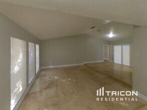 1751 Shady Leaf Dr in Valrico, FL - Foto de edificio - Building Photo