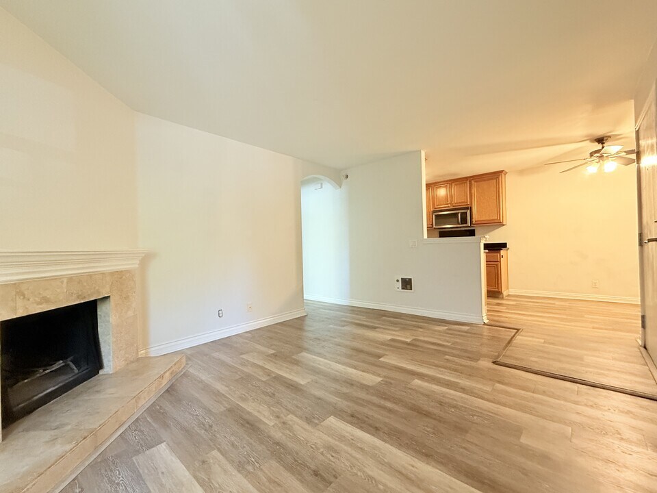 9959 Erma Rd in San Diego, CA - Building Photo