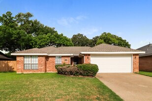 1207 Belclaire Ln in Irving, TX - Building Photo