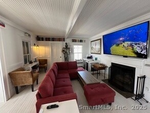 624 Vineyard Point Rd in Guilford, CT - Building Photo - Building Photo