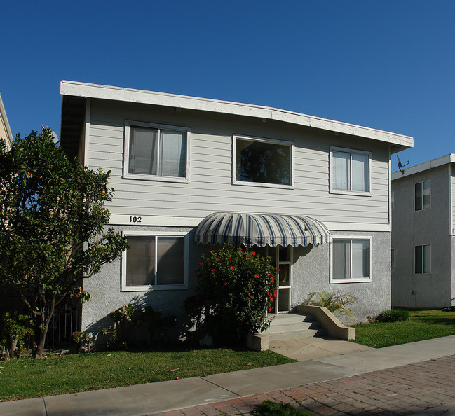 102 E Bay Ave in Newport Beach, CA - Building Photo - Building Photo