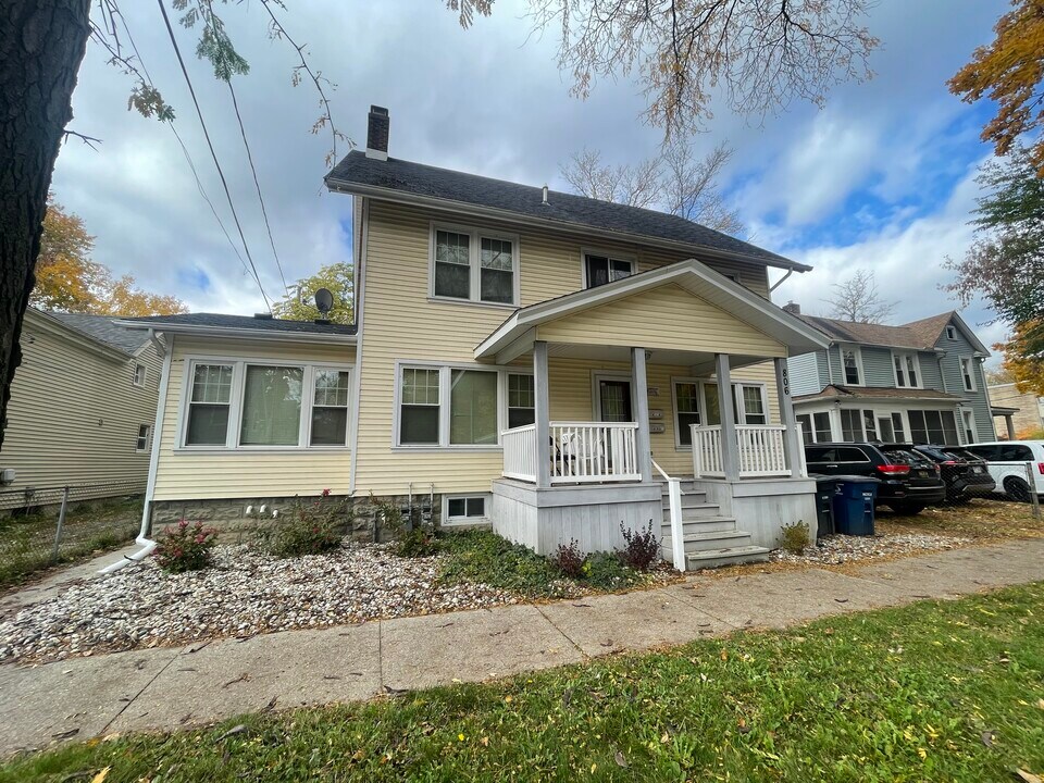 806 Sybil St in Ann Arbor, MI - Building Photo