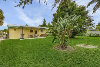 1281 10th St N in Naples, FL - Foto de edificio - Building Photo