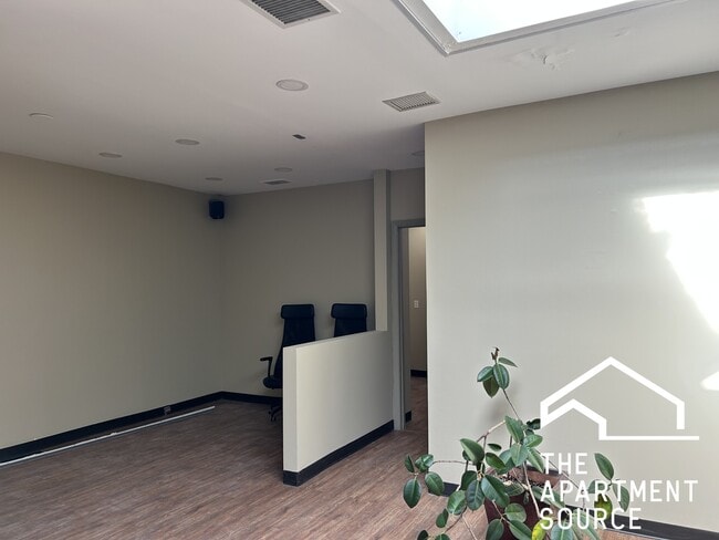 4956 W Irving Park Rd in Chicago, IL - Building Photo - Building Photo