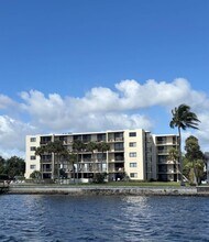 1202 S Lake Dr, Unit 501 in Lantana, FL - Foto de edificio - Building Photo