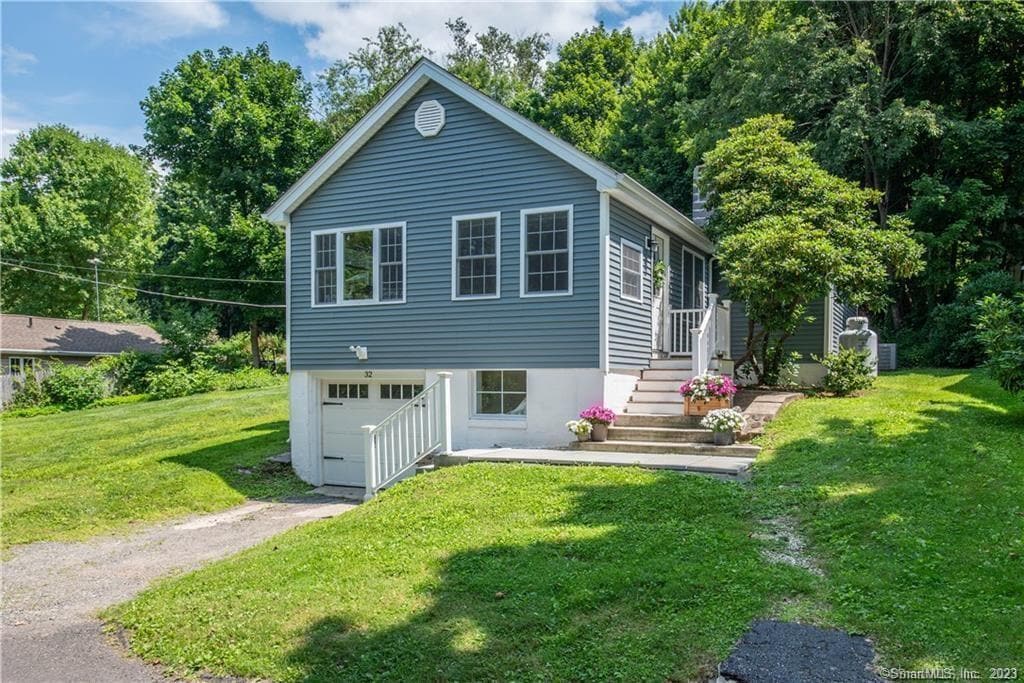 32 Lakeview Dr in Bethlehem, CT - Building Photo
