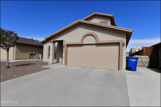 7037 Copper Town Dr in El Paso, TX - Building Photo - Building Photo