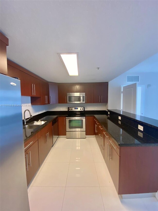 170 SE 14th St in Miami, FL - Foto de edificio - Building Photo