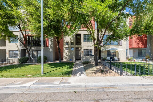 3435 E Lance Ln in Phoenix, AZ - Foto de edificio - Building Photo