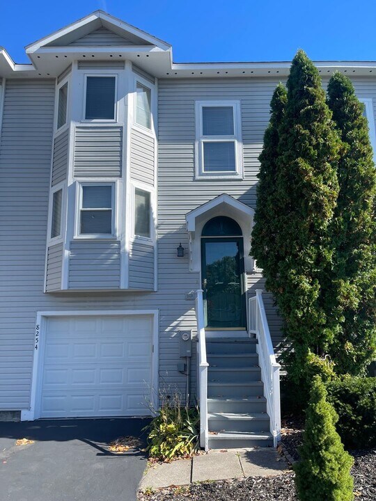 8254 Boatwatch Dr in Baldwinsville, NY - Building Photo