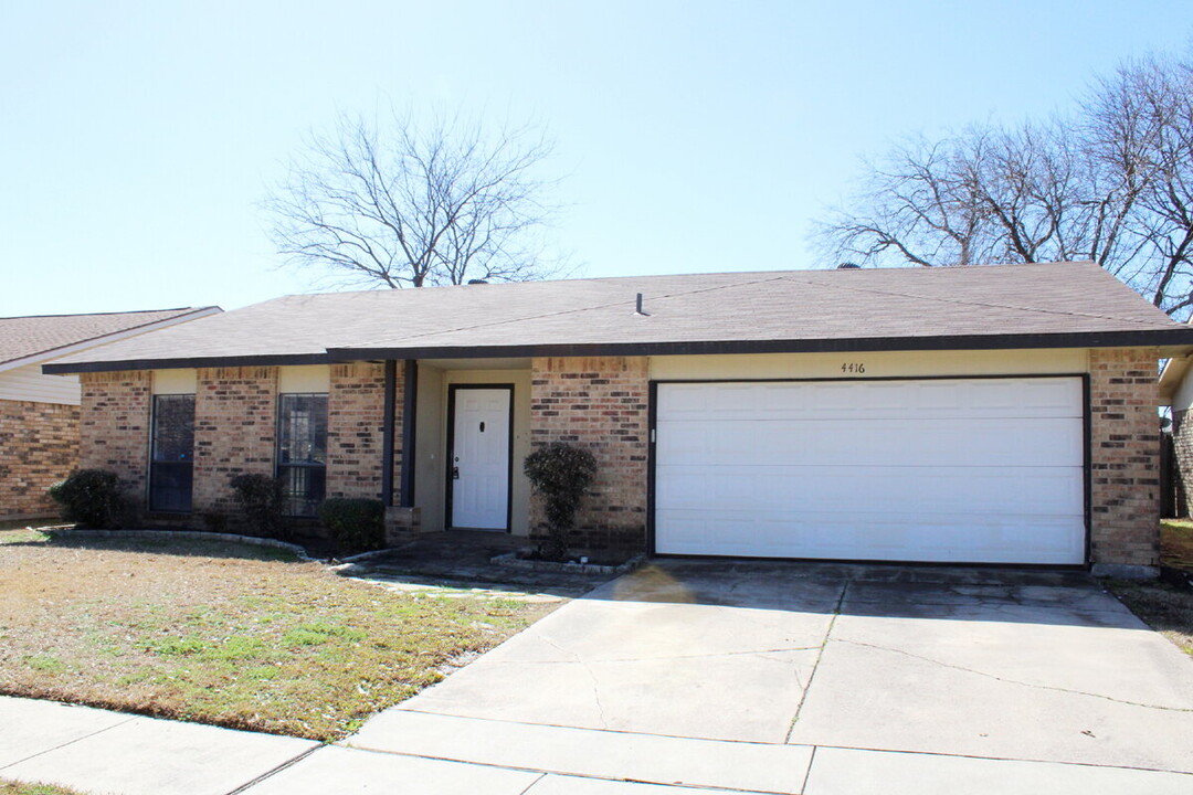 4416 Crabapple St in Fort Worth, TX - Building Photo