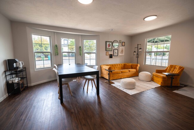 401 S Main St, Unit #3 in Newberg, OR - Foto de edificio - Building Photo