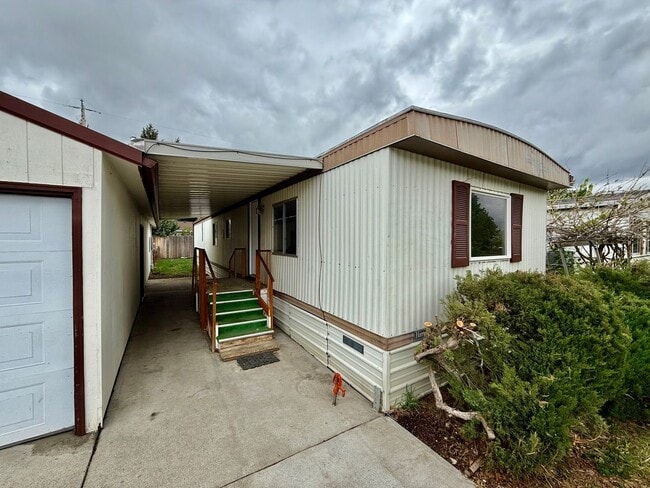 2414 Empire Dr in La Grande, OR - Building Photo - Building Photo