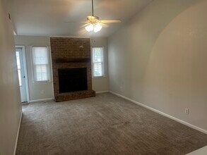 403 Cedar Creek Dr in Jacksonville, NC - Foto de edificio - Building Photo