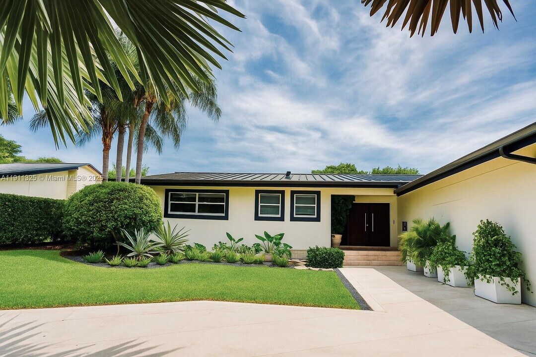 247 Shore Dr S in Miami, FL - Building Photo