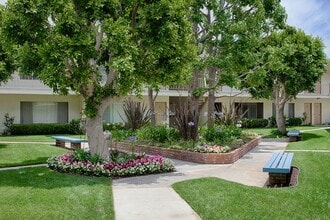 Cambridge Apartments in Huntington Beach, CA - Foto de edificio - Building Photo