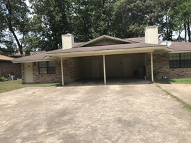 207 Hummingbird Ln in Lufkin, TX - Building Photo
