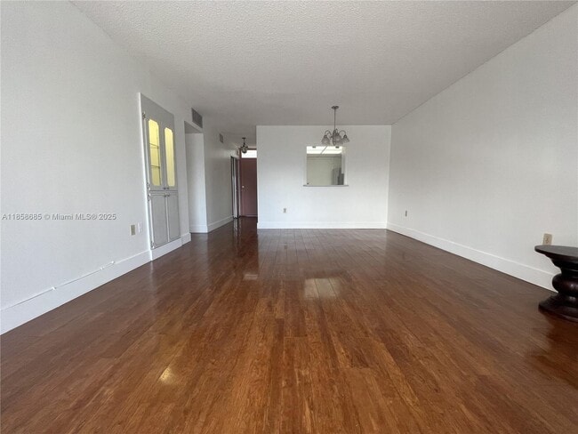 3750 NE 170th St, Unit 400 in North Miami Beach, FL - Foto de edificio - Building Photo
