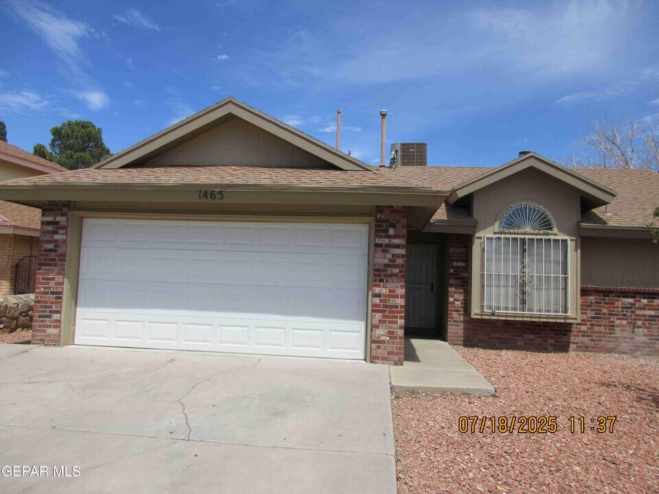 1465 Sierra De Oro Dr in El Paso, TX - Foto de edificio