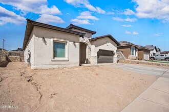 869 Eastwell Dr in Horizon City, TX - Building Photo - Building Photo