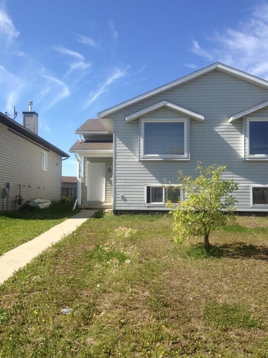 13010 93a St in Grande Prairie, AB - Building Photo