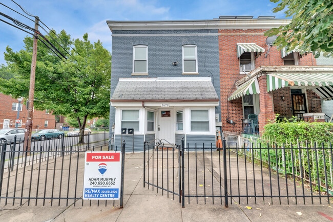 1679 Montello Ave NE, Unit #2 in Washington, DC - Foto de edificio - Building Photo