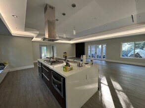 4929 Mecca Ave in Tarzana, CA - Foto de edificio - Building Photo