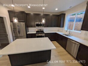 1000 E Rork Ct in Newberg, OR - Building Photo - Building Photo