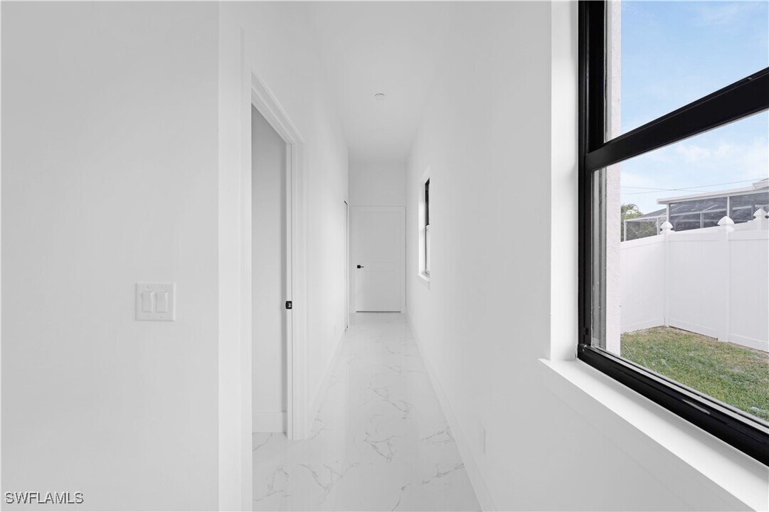 2113 NE 14th Ave in Cape Coral, FL - Building Photo