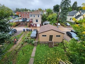 1111 E 4th St, Unit 2 in Duluth, MN - Foto de edificio - Building Photo
