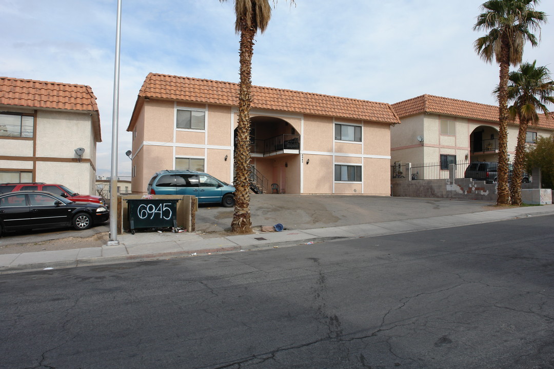 6945 Mendon Ln in Las Vegas, NV - Building Photo