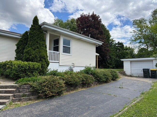 225 Panama Ave in Hampshire, IL - Building Photo - Building Photo