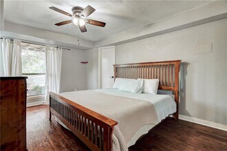 8804 Mountain Ridge Dr in Austin, TX - Foto de edificio - Building Photo