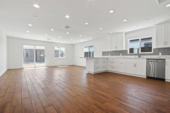 15428 Romar St in Los Angeles, CA - Building Photo - Building Photo