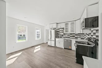22 Vernon St, Unit Unit A in Whitman, MA - Building Photo - Building Photo