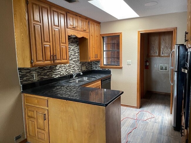 1128 Redbud Ave in McAllen, TX - Foto de edificio - Building Photo