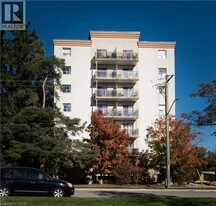 736 Old Albert St in Waterloo, ON - Building Photo