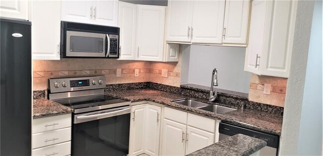 5655 Johnson St in Hollywood, FL - Building Photo - Building Photo