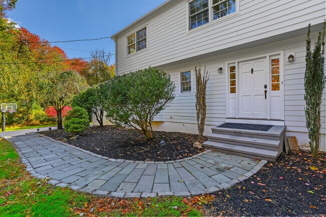 17 Turkey Hill Cir in Westport, CT - Building Photo - Building Photo