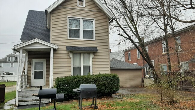 609 Lawn Ave SW, Unit SW Canton 2 bedroom 2nd f in Canton, OH - Building Photo - Building Photo